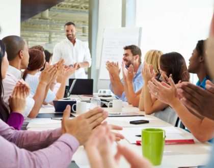 diferenca entre elogio e reconhecimento